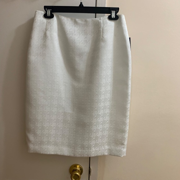 NWT Size 6 Le Suit Three- button Vanilla Ice Skirt Suit - Picture 9 of 10